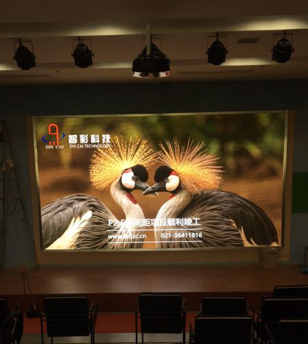 江蘇無錫協(xié)和學校P2.5室內(nèi)高清LED顯示屏現(xiàn)場效果圖片