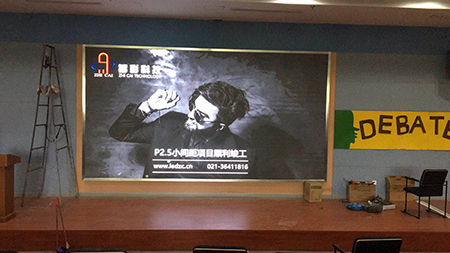 江蘇無錫協(xié)和學校P2.5室內(nèi)高清LED顯示屏由上海智彩科技設計、安裝
